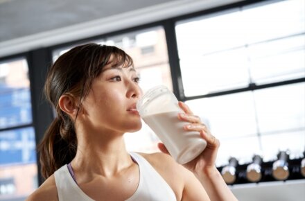 プロテインを飲んでいる女性