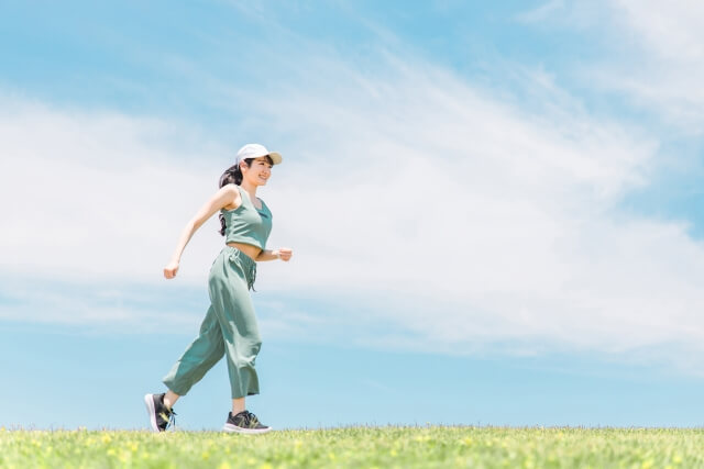 トレーニング・有酸素運動する女性（走る）