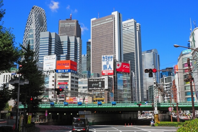新宿大ガードと西新宿の高層ビル群