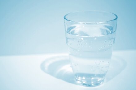 グラスに入った透明のミネラルウォーター水