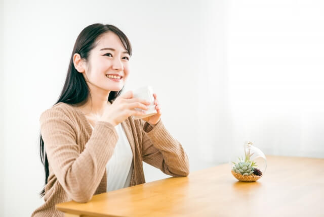 ハーブティーを飲んで温まる日本人女性