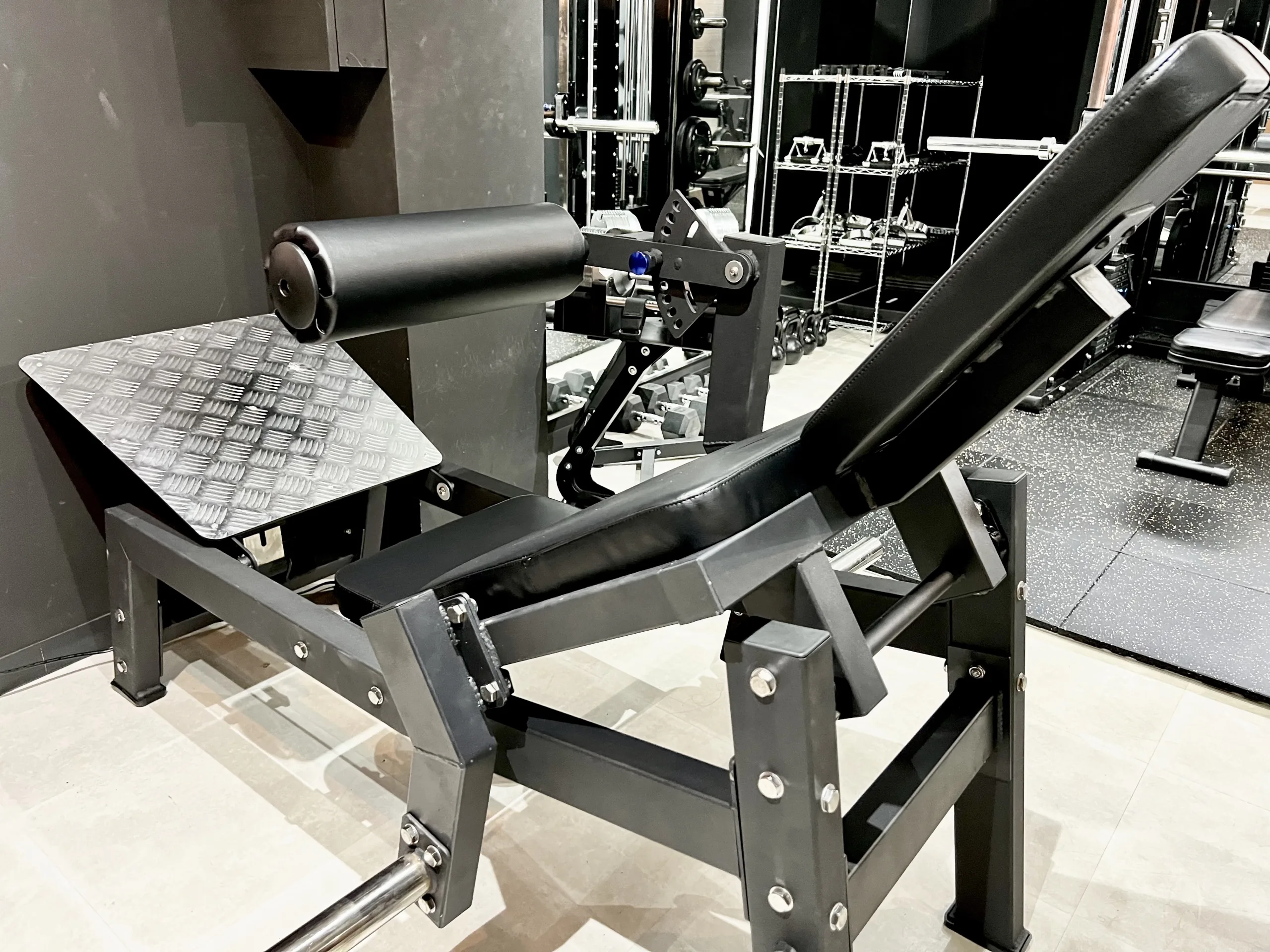 表参道・外苑前エリアで人気のパーソナルジムQUALITAS青山外苑前店のトレーニング施設の内装