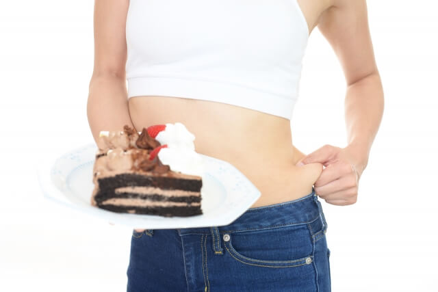 女性　ダイエット中　ケーキ