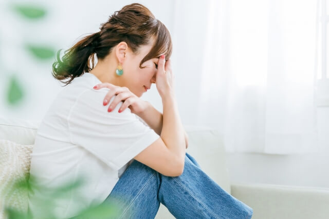 部屋でうつ病・体調不良に悩む日本人女性