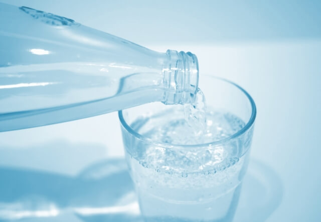 グラスに注がれる透明な水
