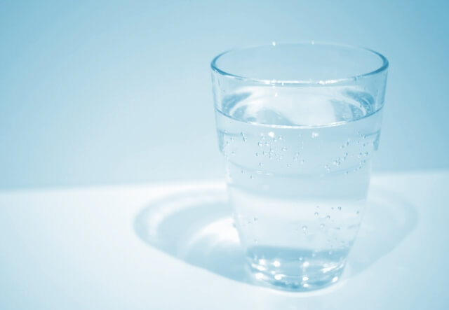 グラスに入った透明のミネラルウォーター水