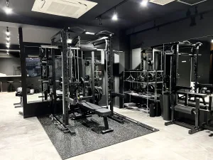 神楽坂・飯田橋のパーソナルジムQUALITAS神楽坂店のトレーニング設備の内装