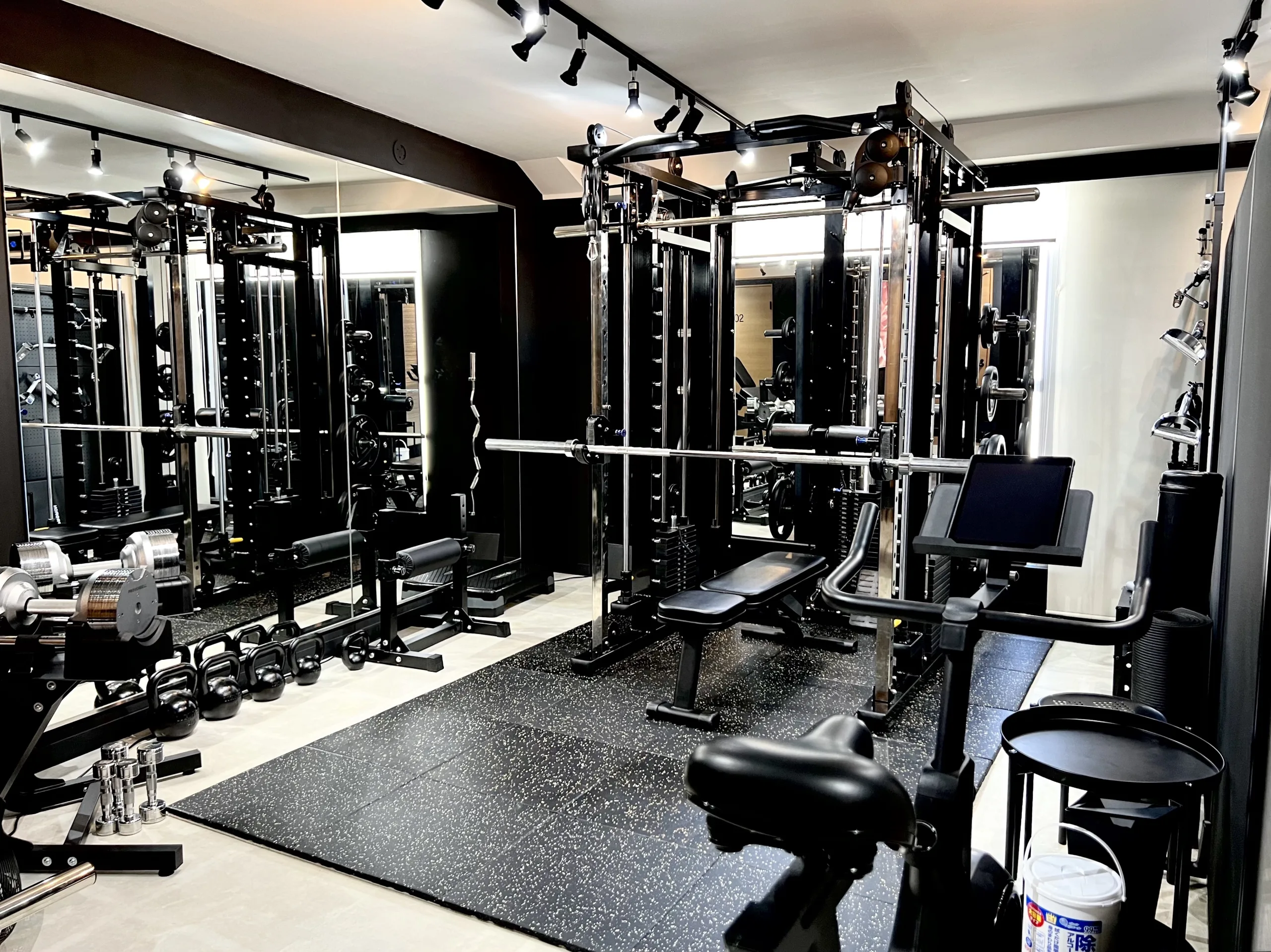 表参道・外苑前エリアで人気のパーソナルジムQUALITAS青山外苑前店のトレーニング施設