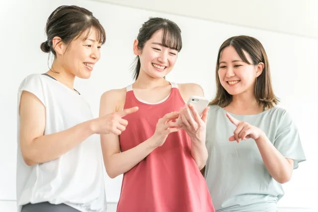 33759908_s | QUALITAS(クオリタス)|痩身エステ付きパーソナルジム スマホのダイエットアプリを使う女性